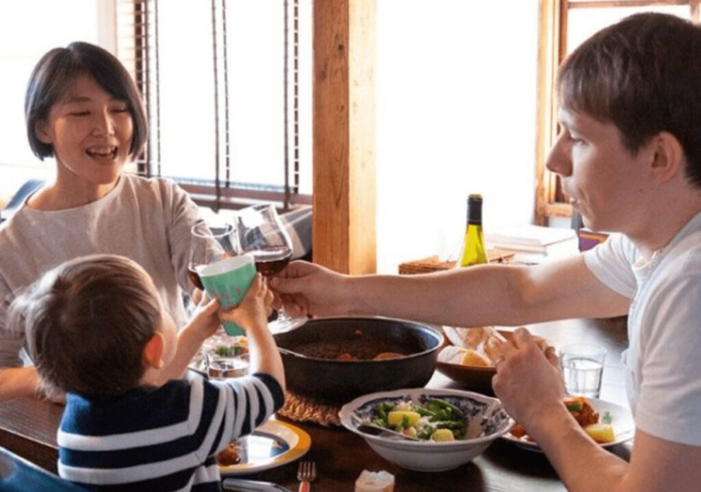 仲良くご飯を食べる志麻さん夫婦