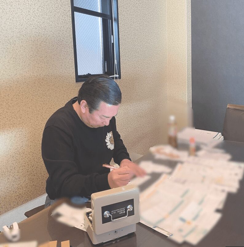 自宅で事務仕事をする尼子勝紀氏