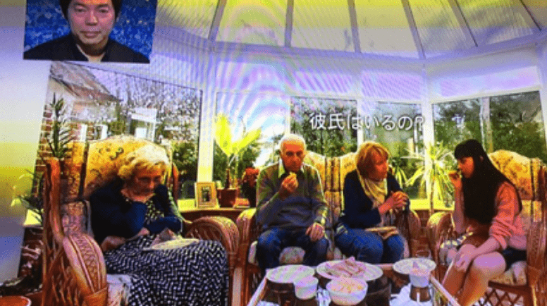 中条あやみがイギリスの実家で歓談する様子
