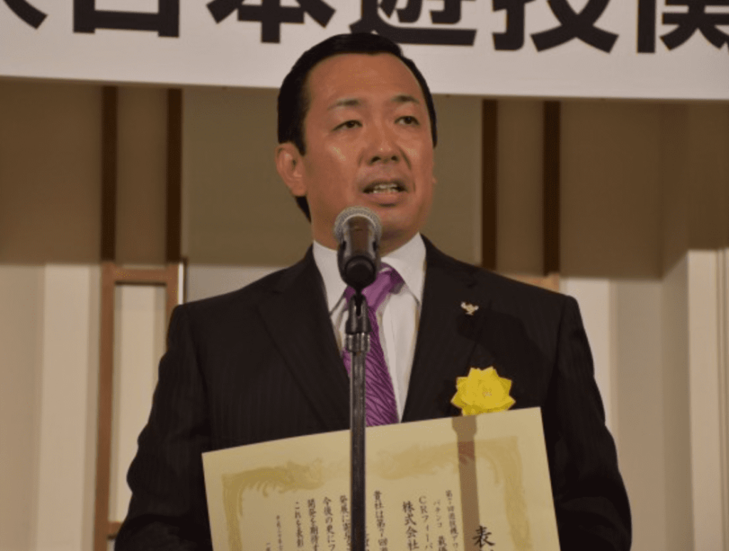賞状を持つ尼子勝紀氏