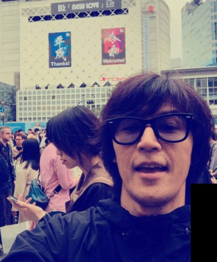 渋谷で自撮りする稲葉浩志