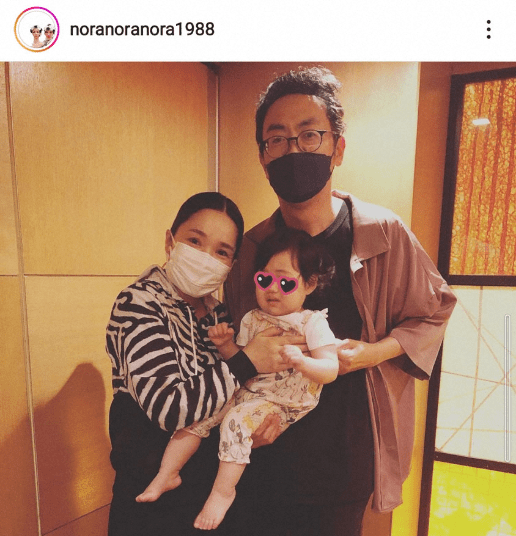 平野ノラの子供を抱く田中卓志