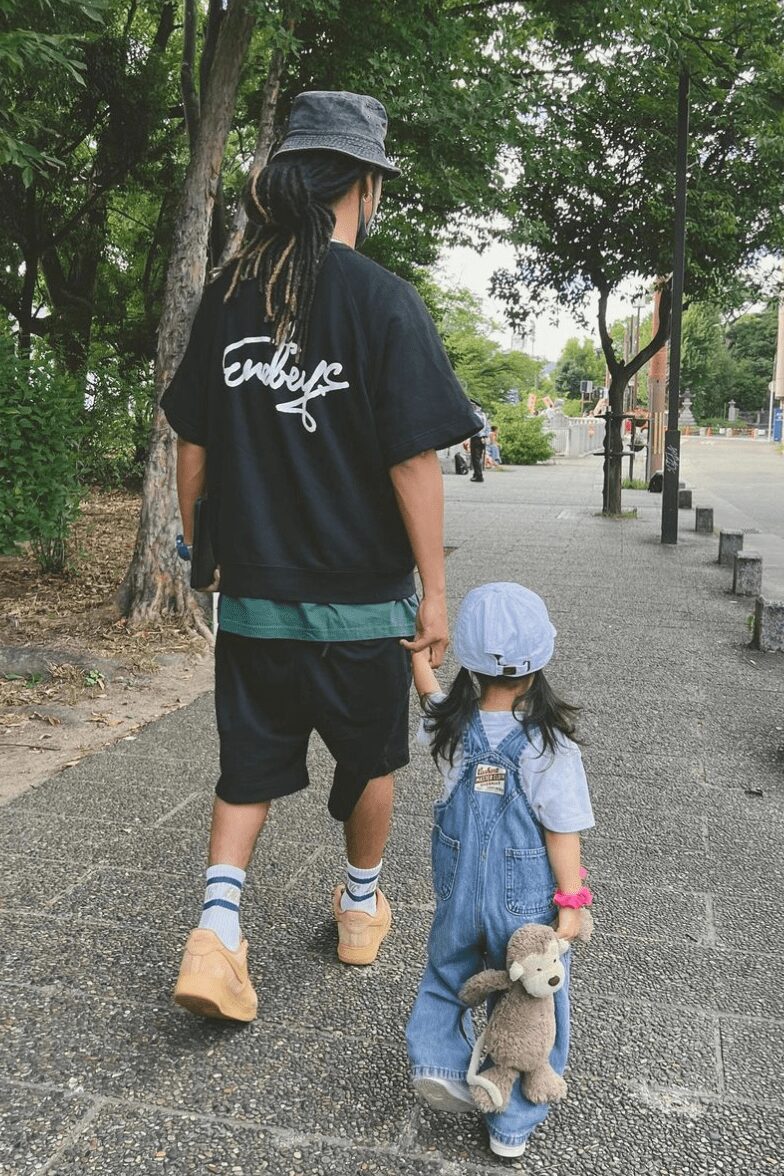 向井康二の兄と娘の後ろ姿